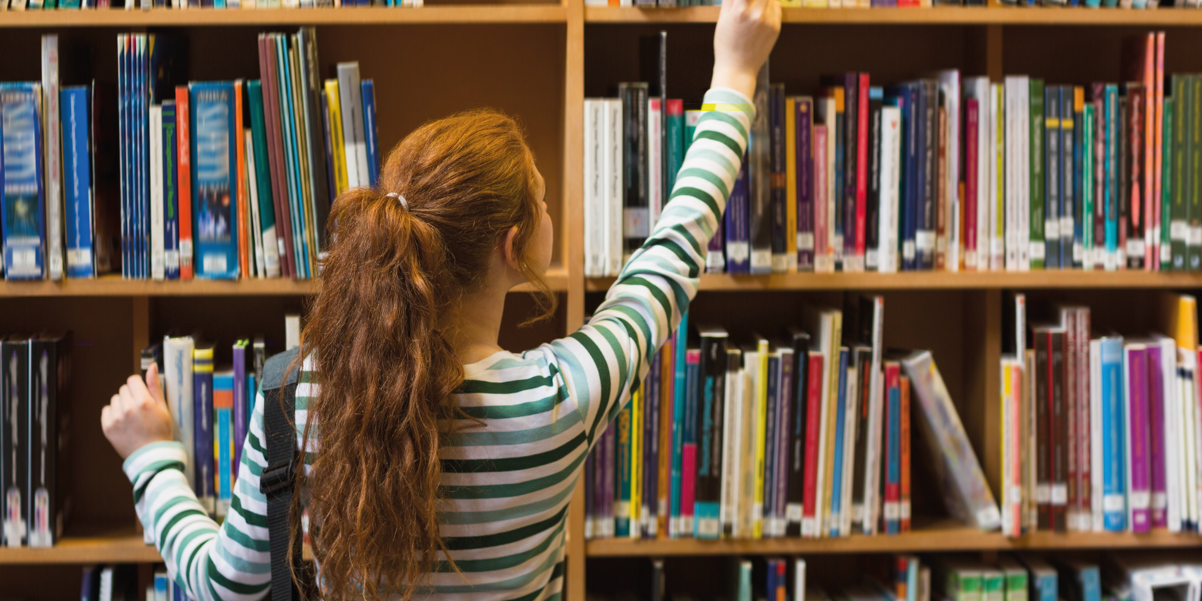 Книги найдут своего читателя. Читатели в библиотеке. Подростки в библиотеке. Книжки в библиотеке. Девушка в библиотеке.