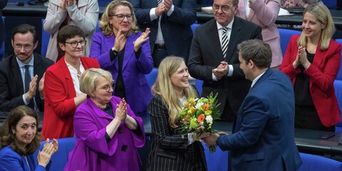 Herzlichen Glückwunsch, Josephine! Fraktionschef Lars Klingbeil gratuliert Josephine Ortleb zur Wahl als Bundestagsvizepräsidentin.