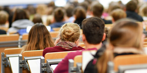 Studenten in einem Hörsaal.