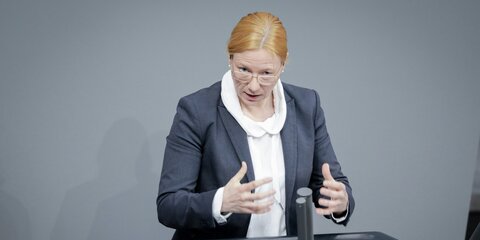 Dagmar Schmidt spricht bei der Sitzung des Bundestages