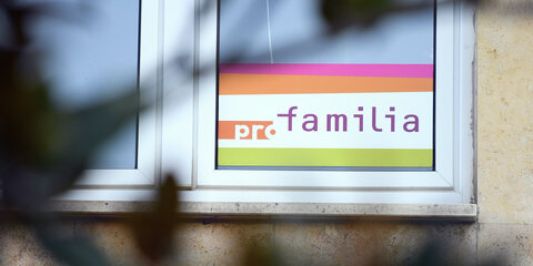 „Pro Familia“ ist am Fenster der Beratungsstelle am Palmengarten auf einem Fenster aufgeklebt.