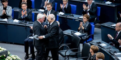 Reuven Rivlin (r), Staatspräsident von Israel, und Bundespräsident Frank-Walter Steinmeier (l) umarmen sich bei der Gedenkstunde im Deutschen Bundestag für die Opfer des Nationalsozialismus 