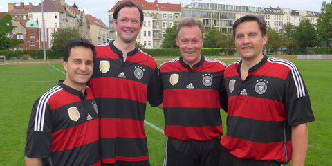 Teil des FC Bundestags: die SPD-Bundestagsabgeordneten Mahmut Özdemir, Dirk Wiese, Thomas Oppermann und Johannes Fechner