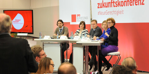 Podiumsdiskussion zum Thema #NeueGerechtigkeit: Neven Subotic Profifußballspieler, Stiftungsgründer), Katja Urbatsch (Gründerin arbeiterkind.de), Thomas Oppermann MdB (SPD-Fraktion), Dr. Tanja Wielgoß (BSR), Nana Brink (Deutschlandradio)