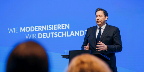 Lars Klingbeil, Bundesfinanzminister, während seiner Rede bei der Bertelsmann Stiftung