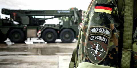 „KFOR Nato-Otan“ steht auf dem Ärmelabzeichen einer Bundeswehrsoldatin der deutschen KFOR.