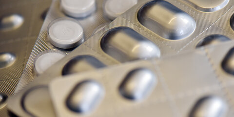 Verschiedene in Blister verpackte Tabletten liegen auf einem Tisch.