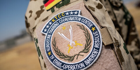 Das Schulterabzeichen der Bundeswehr Mission "Operation Inherent Resolve" des Kurdistan Training Coordination Center, aufgenommen auf dem Truppenübungsplatz in Bnaslawa.