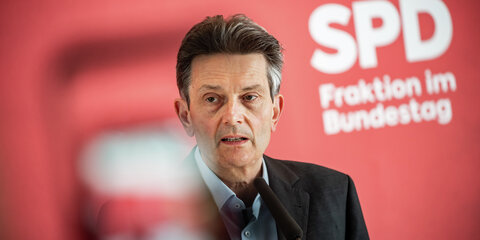 Rolf Mützenich, Vorsitzender der SPD-Bundestagsfraktion, spricht bei einem Pressestatement im Bundestag.