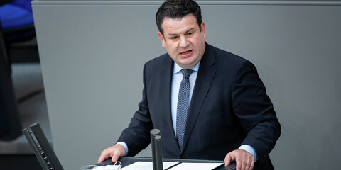 Hubertus Heil (SPD), Bundesminister für Arbeit und Soziales, spricht bei einer Plenarsitzung im Deutschen Bundestag.
