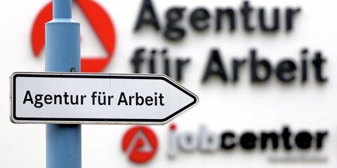 Ein Schild weist den Weg zur Agentur für Arbeit und das Jobcenter.
