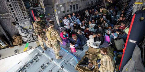 Aus Kabul evakuierte Personen warten nach der Landung mit einem Transportflugzeug Airbus A400M der Bundeswehr darauf, dass sie das Flugzeug verlassen können.
