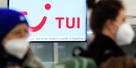 Passagiere stehen am Flughafen am Check-Inn für einen Tuifly Flug.