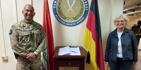 Verteidigungsministerin Christine Lambrecht (r, SPD) besucht die Combined Joint Task Force.