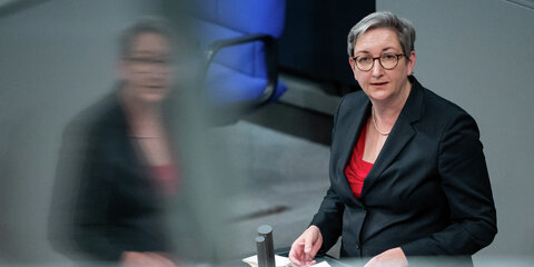 Klara Geywitz (SPD), Bundesministerin für Bau und Wohnen, spricht während der dreitägigen Debatte über die Politik der Ampel-Koalition im Bundestag.