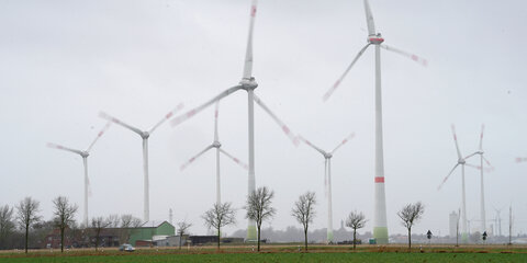 Windräder drehen sich im Wind.