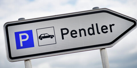 Ein Schild mit der Aufschrift «Pendler» steht an einer Autobahnanschlussstelle.