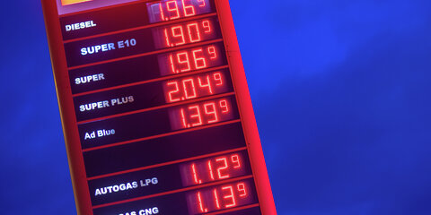 Die Literpreise für Kraftstoffe werden an einer Tankstelle angezeigt. Für das Tanken mussten die Menschen in Deutschland seit Beginn des Jahres 2022 deutlicher tiefer in die Tasche greifen als im Jahr davor.