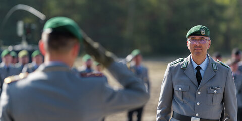 Ein Brigadekommandeur der Panzerlehrbrigade 9 steht beim Übergabeappel.