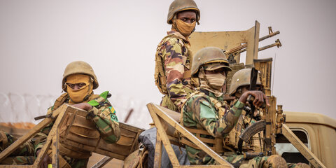 Nigrische Soldaten fahren aus dem Camp der Bundeswehr in Tillia.