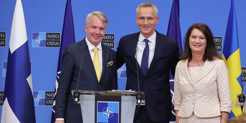 Pekka Haavisto (l.), Außenminister von Finnland, Ann Linde, Außenministerin von Schweden, und Jens Stoltenberg, NATO-Generalsekretär, nach der Unterzeichnung der NATO-Beitrittsprotokolle für Finnland und Schweden im NATO-Hauptquartier