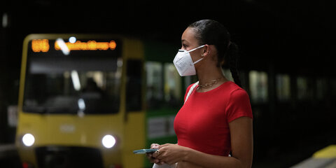 Eine Frau trägt in einer Stadtbahnhaltestelle in der Innenstadt eine FFP2-Maske.