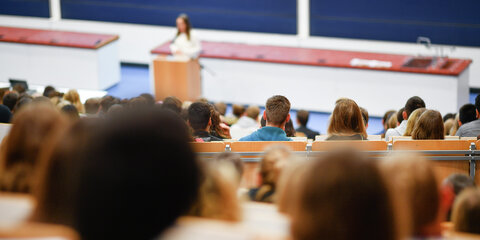 Studenten sitzen in einem Hörsaal. Studierende und Auszubildende sollen eine einmalige Energiepreispauschale von 200 Euro erhalten, wie aus den am 04.09.2022 vorgelegten Ergebnissen des Koalitionsausschusses hervorgeht.