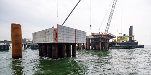 Konstruktion eines schwimmendes Flüssiggas-Terminals: In Wilhelmshaven entsteht eine sogenannte FSRU (Floating Storage and Regasification Unit). An dem Anleger soll noch in diesem Winter der Flüssiggasimport nach Deutschland möglich sein.
