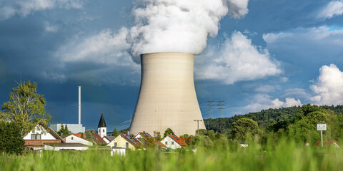 Wasserdampf steigt aus dem Kühlturm des Atomkraftwerks (AKW) Isar 2.