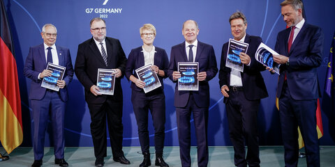 Michael Vassiliadis (l-r), Vors. der Industriegewerkschaft Bergbau, Chemie, Energie (IG BCE), Siegfried Russwurm, Präs. des Bundesverbands der Deutschen Industrie e. V. (BDI), und Veronika Grimm, Mitglied im Sachverständigenrat der Bundesregierung, übergeben den Bericht mit dem Vorschlag der Unabhängigen Kommission für Erdgas und Wärme an Bundeskanzler Olaf Scholz (SPD), Robert Habeck (Bündnis 90/Die Grünen), Bundesminister für Wirtschaft und Klimaschutz, und Christian Lindner (FDP), Bundesfinanzminister