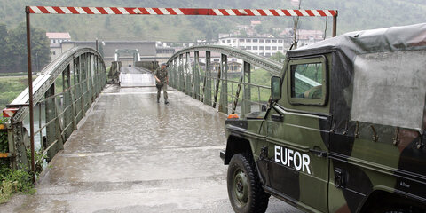 Ein Einsatzfahrzeug Wolf der Bundeswehr überquert eine Brücke in der Nähe des EUFOR-Feldlagers Rajlovac bei Sarajevo (Bosnien-Herzegowina).