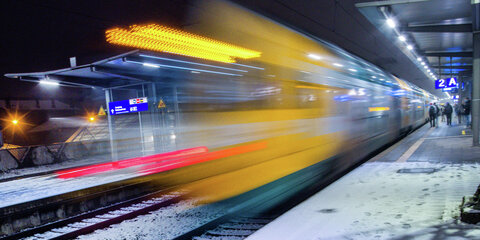 Ein Nahverkehrszug fährt in den Hauptbahnhof ein.