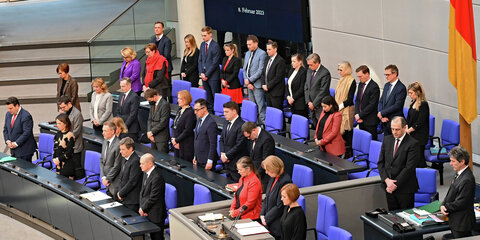 Mitglieder der Bundesregierung erheben sich im Deutschen Bundestag für eine Schweigeminute für die Opfer des Erdbebens in der Türkei und Syrien.