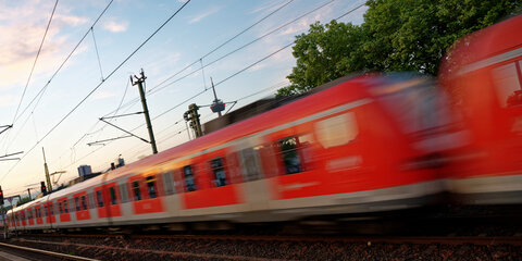 Eine S-Bahn fährt am frühen Morgen Richtung Kölner Innenstadt.