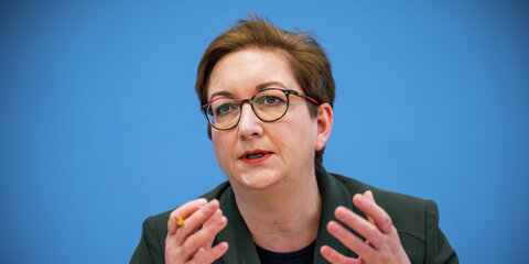 Klara Geywitz (SPD), Bundesministerin für Bau und Wohnen, nimmt an der Pressekonferenz zum Gebäudeenergiegesetz teil.
