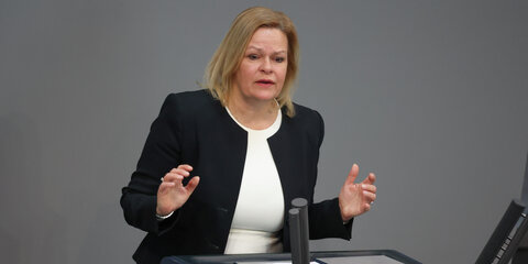 Nancy Faeser (SPD), Bundesinnenministerin, spricht bei der Sitzung des Deutschen Bundestages. Debattiert wird die Weiterentwicklung der Fachkräfteeinwanderung.