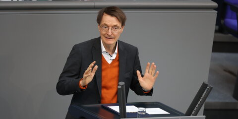 Karl Lauterbach (SPD), Bundesgesundheitsminister, spricht bei der Sitzung des Deutschen Bundestages. Debattiert wird das "Pflegeunterstützungs- und entlastungsgesetz".