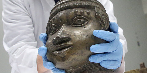 Eine Museumsmitarbeiterin verpackt eine der Benin-Bronzen, die für die Rückgabe nach Nigeria im Ethnologischen Museum Dahlem zusammen gestellt wurden.