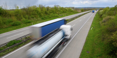 Lastkraftwagen fahren auf der A14 Überholmanöver.