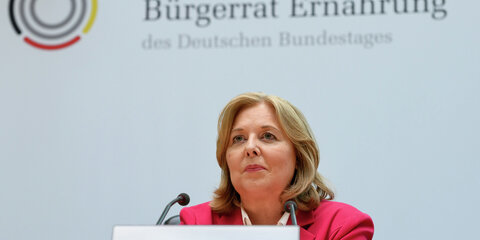 Bundestagspräsidentin Bärbel Bas (SPD) sitzt bei der Bürgerlotterie, bei der sie die Teilnehmenden des ersten Bürgerrates „Ernährung im Wandel“ ziehen wird, im Deutschen Bundestag.