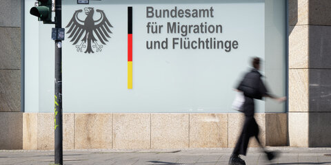 Ein Mann geht vor dem Bundesamt für Migration und Flüchtlinge vorbei.