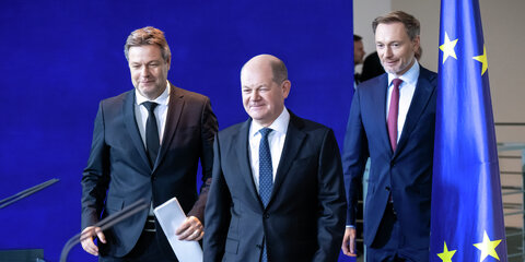 Robert Habeck (l-r, Bündnis 90/Die Grünen), Bundesminister für Wirtschaft und Klimaschutz, Bundeskanzler Olaf Scholz (SPD) und Christian Lindner (FDP), Bundesminister der Finanzen, geben ein Pressestatement zur Einigung für den Bundeshaushalt 2024 im Bundeskanzleramt.