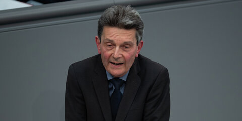 Rolf Mützenich, Fraktionsvorsitzender der SPD, spricht während der Sitzung des Bundestages. Das Thema der Debatte ist die Unterstützung für die Ukraine.