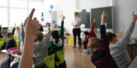 Schüler einer Grundschule arbeiten in einem Klassenzimmer an Mathematikaufgaben.