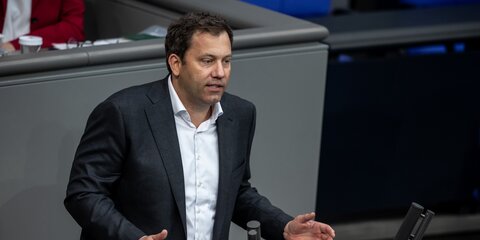 Lars Klingbeil, SPD-Bundesvorsitzender, spricht im Bundestag.