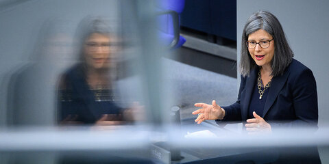 Nina Scheer (SPD) spricht bei einer Debatte im Deutschen Bundestag.