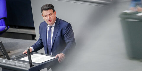 Hubertus Heil (SPD), Bundesminister für Arbeit und Soziales, spricht im Bundestag zum Rentenpaket II in erster Lesung.