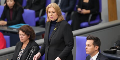 Bärbel Bas (SPD), Bundestagspräsidentin, spricht im Bundestag. Thema der Sitzung ist die Debatte zum Jahrestag des Hamas-Überfalls auf Israel.