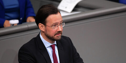 Dirk Wiese (SPD), spricht im Bundestag zum Thema „Jüdisches Leben in Deutschland“.