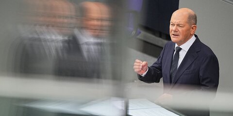 Bundeskanzler Olaf Scholz (SPD) gibt im Plenum des Bundestags eine Regierungserklärung ab.
